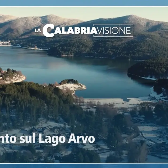 La magia del tramonto sul lago Arvo dopo una giornata di neve: il video