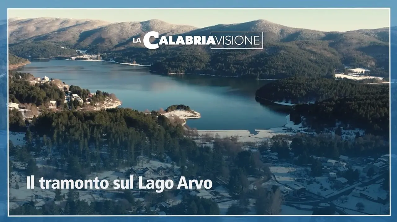 La magia del tramonto sul lago Arvo dopo una giornata di neve: il video