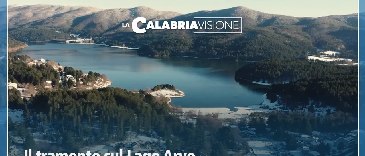 La magia del tramonto sul lago Arvo dopo una giornata di neve: il video