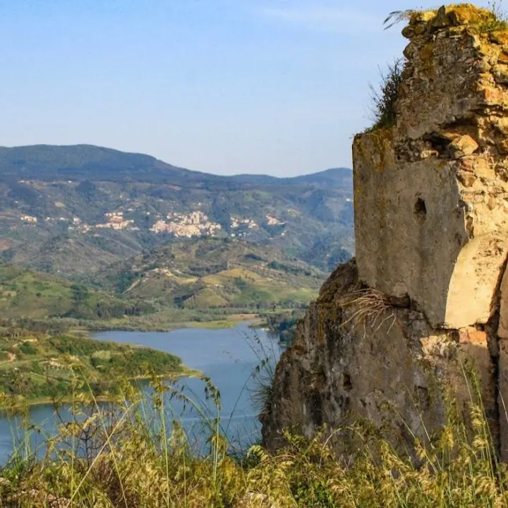 Lo spettacolo congiunto di natura e storia: il cuore antico di Rocca Angitola sulle sponde del lago