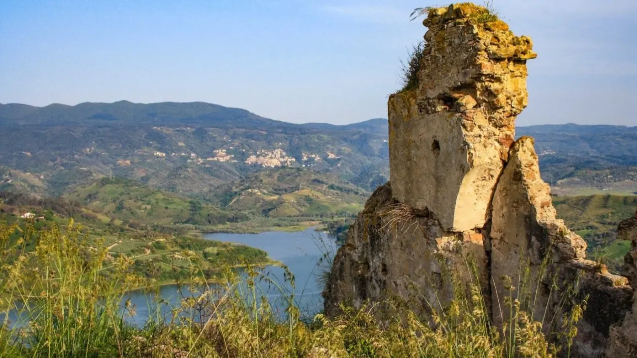 Lo spettacolo congiunto di natura e storia: il cuore antico di Rocca Angitola sulle sponde del lago