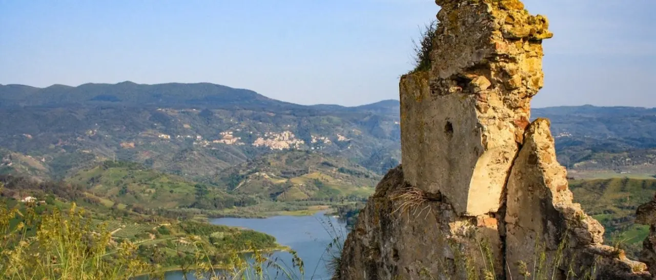Lo spettacolo congiunto di natura e storia: il cuore antico di Rocca Angitola sulle sponde del lago