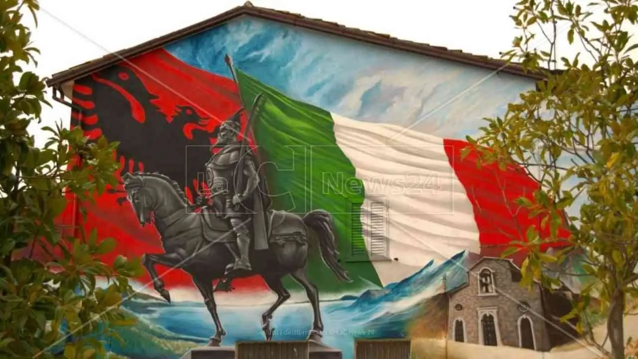 I colori dell’Arbëria illuminano Cerzeto, l’incontro tra Italia e Albania nel murale di Claudio Chiaravalloti