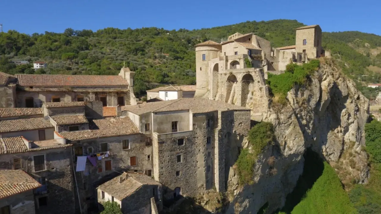 Oriolo, un piccolo borgo da scoprire tra le bellezze del centro storico e la leggenda del dito di San Francesco