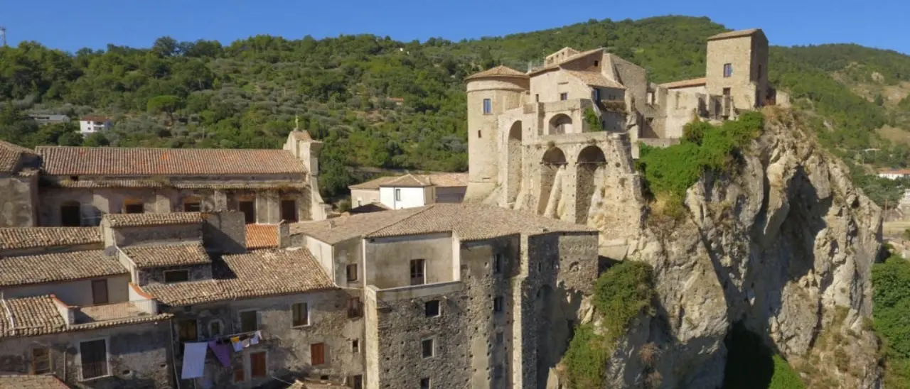 Oriolo, un piccolo borgo da scoprire tra le bellezze del centro storico e la leggenda del dito di San Francesco