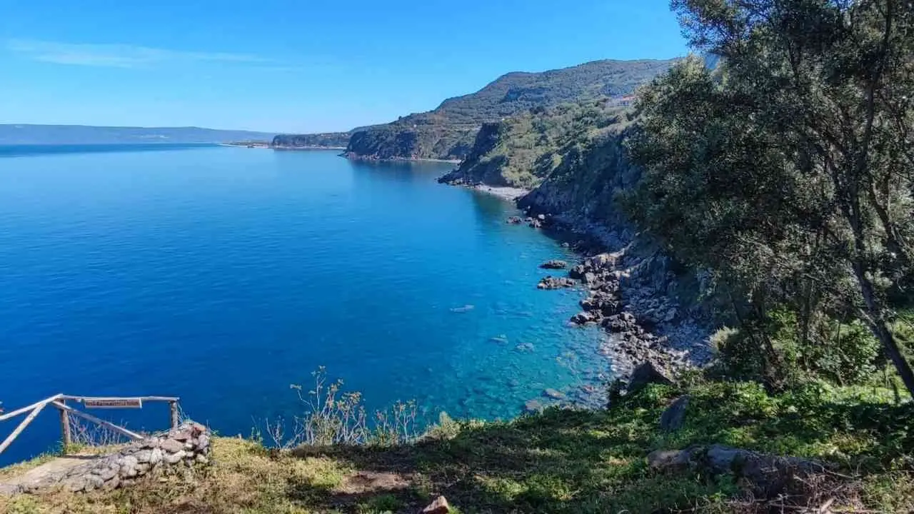 Caletta di Rovaglioso, perla della Costa Viola nel territorio di Palmi: tra leggenda, mare e natura incontaminata