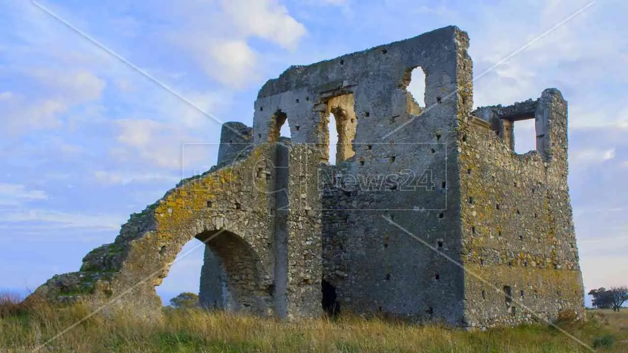 Torre Cavallara di Catanzaro, nel mezzo del Golfo di Squillace una severa guardiana dei tesori del territorio