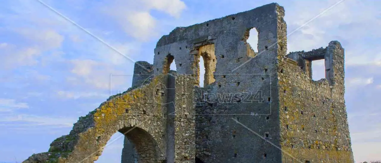 Torre Cavallara di Catanzaro, nel mezzo del Golfo di Squillace una severa guardiana dei tesori del territorio