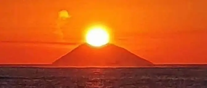 Il tramonto di Ulisse, lo spettacolare effetto ottico da vedere in Calabria dalla Costa degli Dei