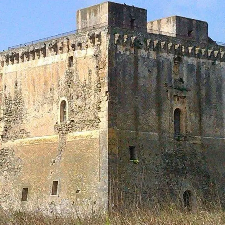 La maestosità e la bellezza del Bastione di Malta domina dal 1550 la costa di Lamezia Terme