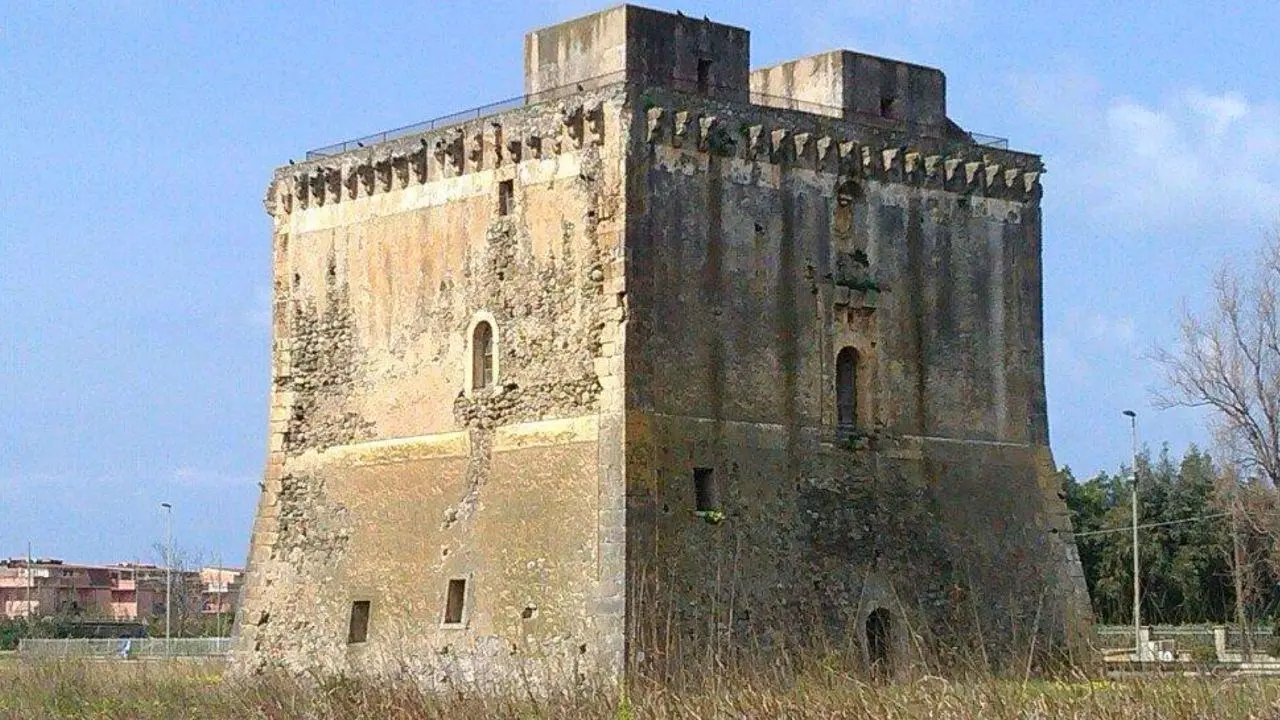 La maestosità e la bellezza del Bastione di Malta domina dal 1550 la costa di Lamezia Terme