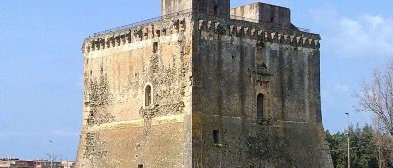 La maestosità e la bellezza del Bastione di Malta domina dal 1550 la costa di Lamezia Terme