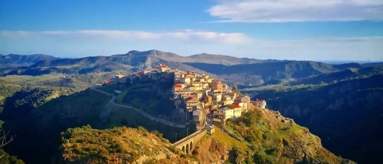 Umbriatico, un’isola senza mare alle pendici della Sila Greca incastonata tra gole e rupi