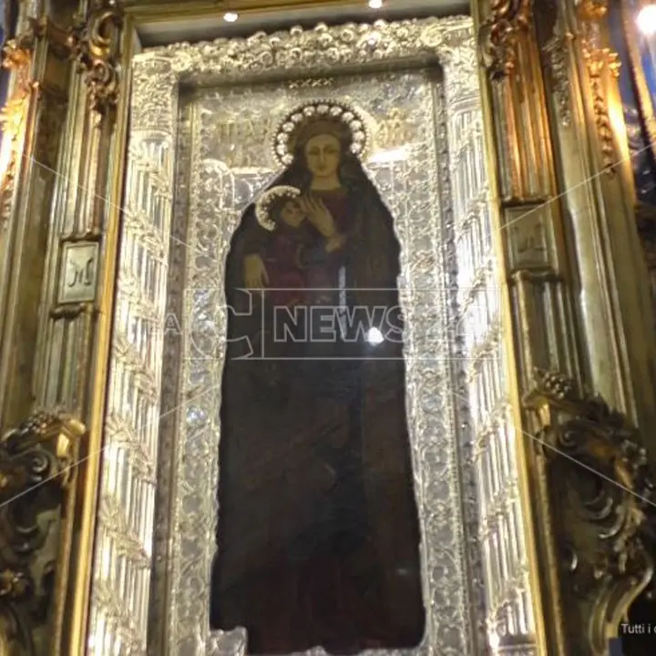 La Festa della Madonna di Capocolonna, la storia del quadro della Vergine e il pellegrinaggio notturno per renderle omaggio