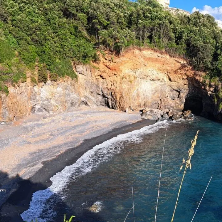 Grotte incantevoli e sconosciute, benvenuti nella spiaggia Ajnella a Scalea scrigno di bellezze straordinarie