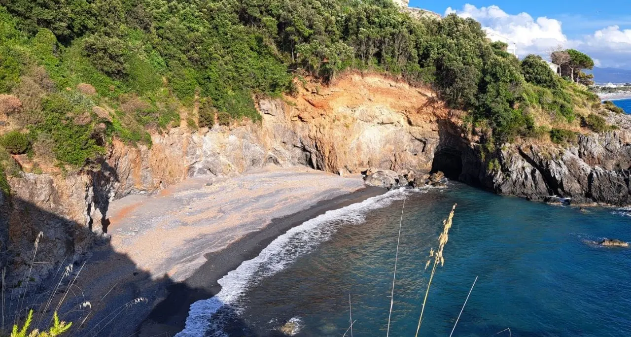 Grotte incantevoli e sconosciute, benvenuti nella spiaggia Ajnella a Scalea scrigno di bellezze straordinarie