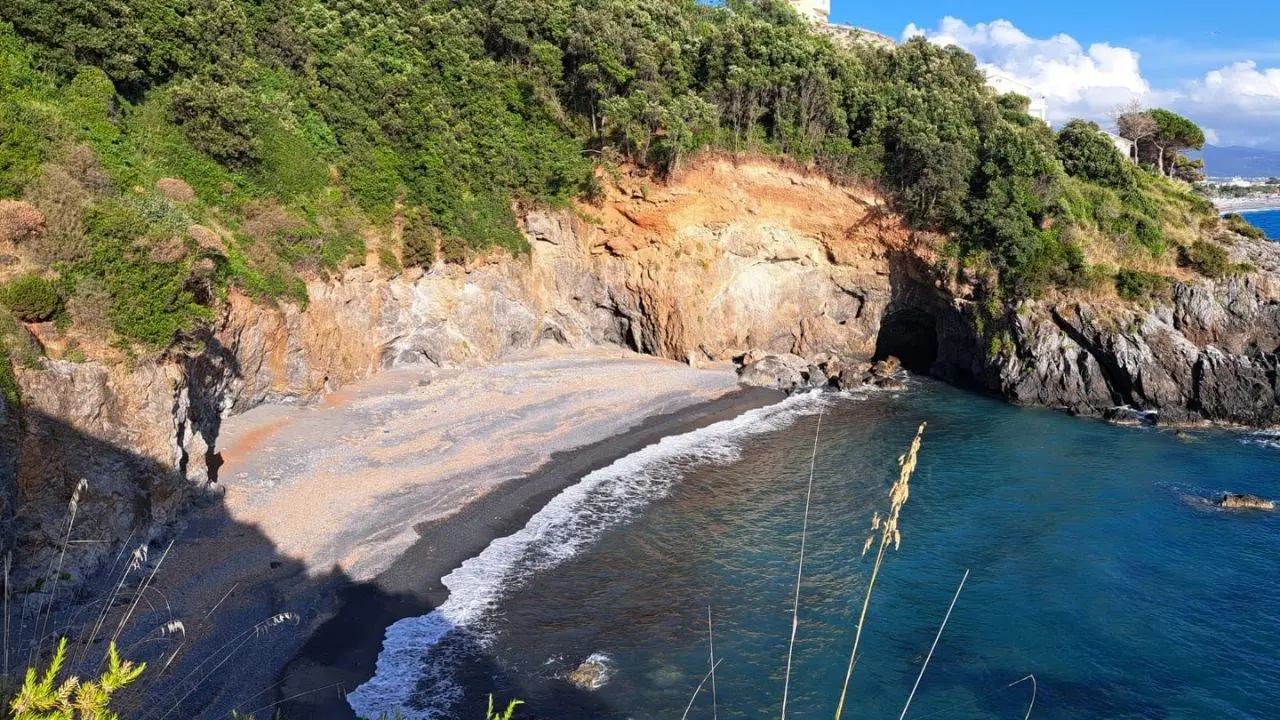 Grotte incantevoli e sconosciute, benvenuti nella spiaggia Ajnella a Scalea scrigno di bellezze straordinarie