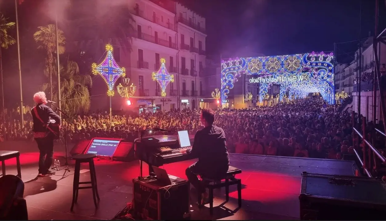 Oltre 10mila presenze a Lamezia per il concerto di Ron: il corso Numistrano si trasforma in una grande arena