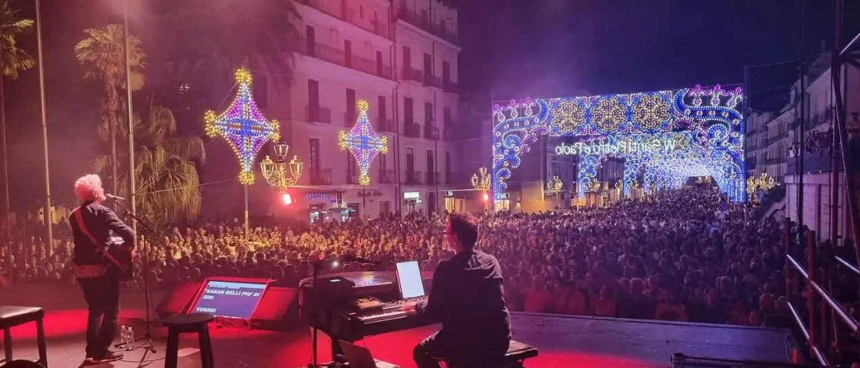 Oltre 10mila presenze a Lamezia per il concerto di Ron: il corso Numistrano si trasforma in una grande arena
