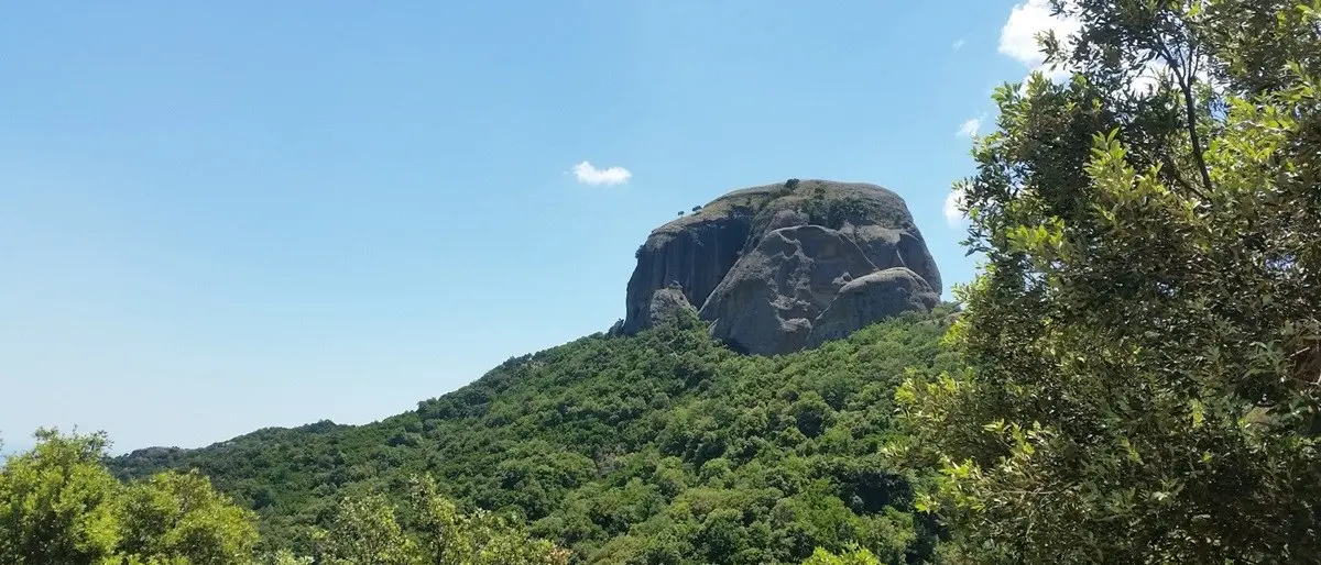 Alla scoperta di Pietra Cappa, il monolite più grande d’Europa tra natura incontaminata e antiche leggende