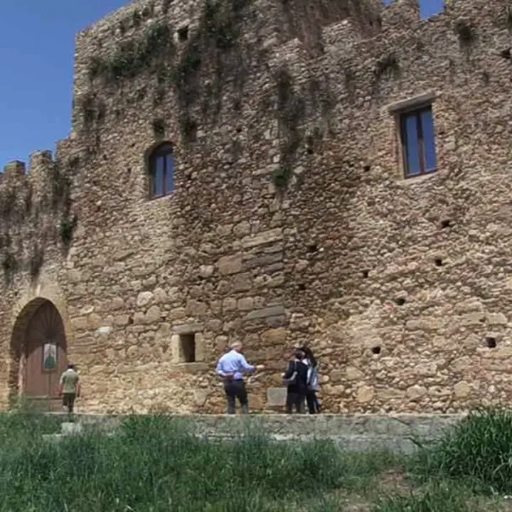 Viaggio alla scoperta del castello di Strongoli, la storia del maniero dalle origini fino ai tempi moderni