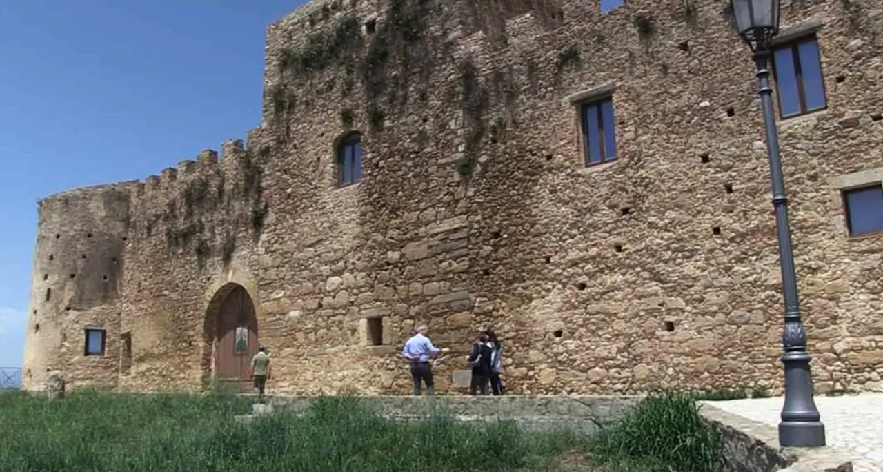 Viaggio alla scoperta del castello di Strongoli, la storia del maniero dalle origini fino ai tempi moderni