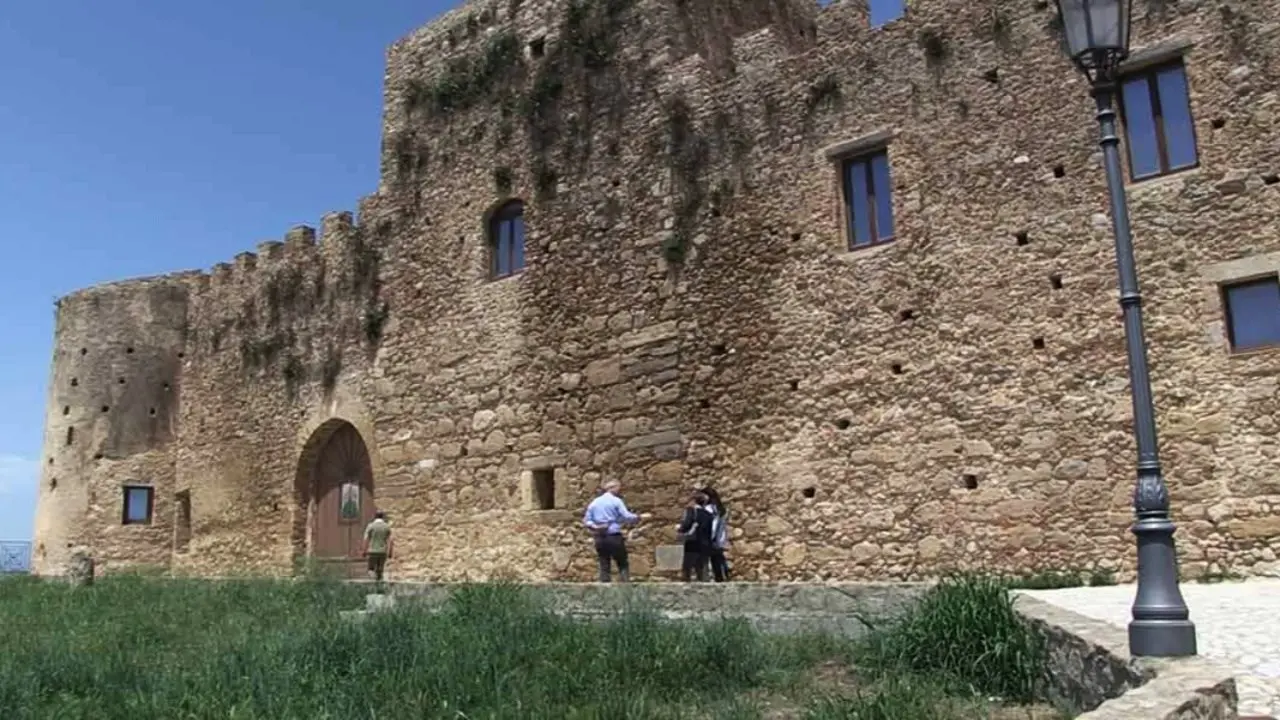 Viaggio alla scoperta del castello di Strongoli, la storia del maniero dalle origini fino ai tempi moderni