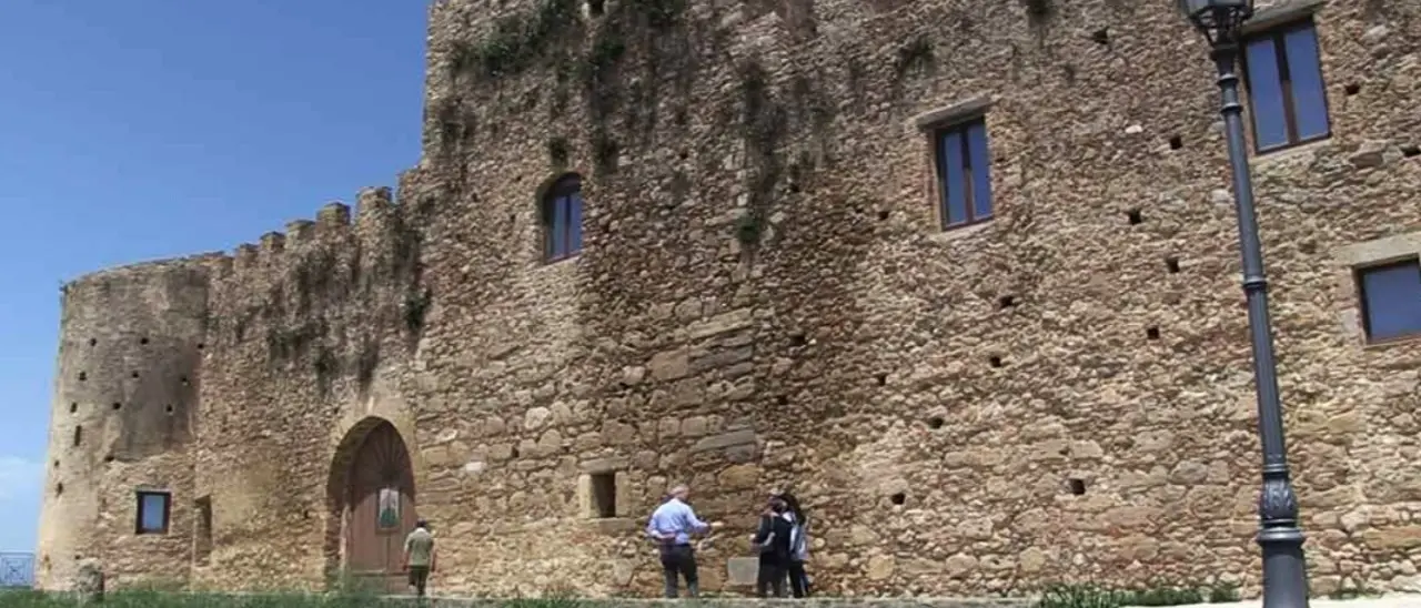 Viaggio alla scoperta del castello di Strongoli, la storia del maniero dalle origini fino ai tempi moderni