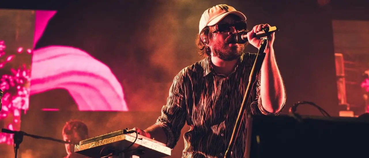 Calcutta a Cosenza, migliaia di fan in piazza per uno show romanticamente scorretto e musicalmente perfetto