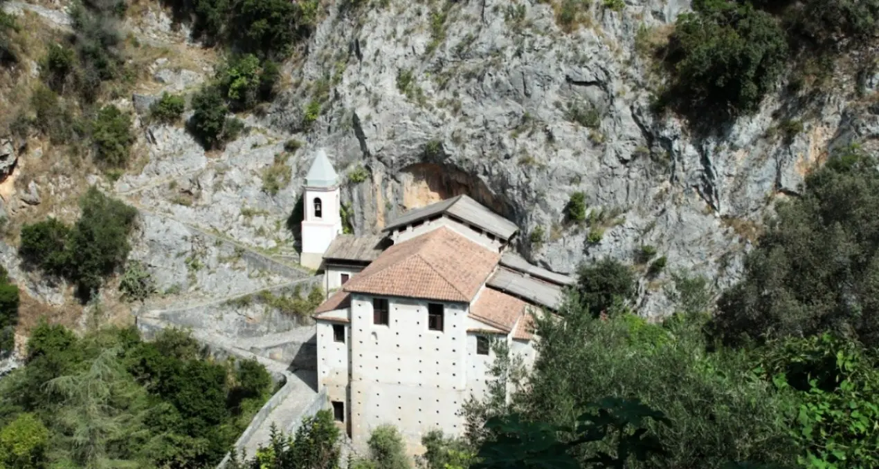 Il Santuario della Madonna di Costantinopoli, a Papasidero un gioiello scavato nella roccia