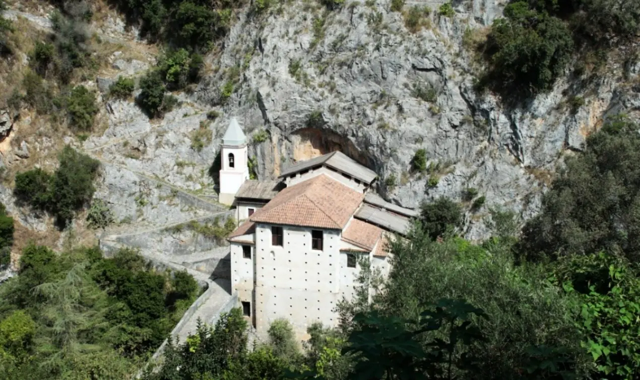 Il Santuario della Madonna di Costantinopoli, a Papasidero un gioiello scavato nella roccia