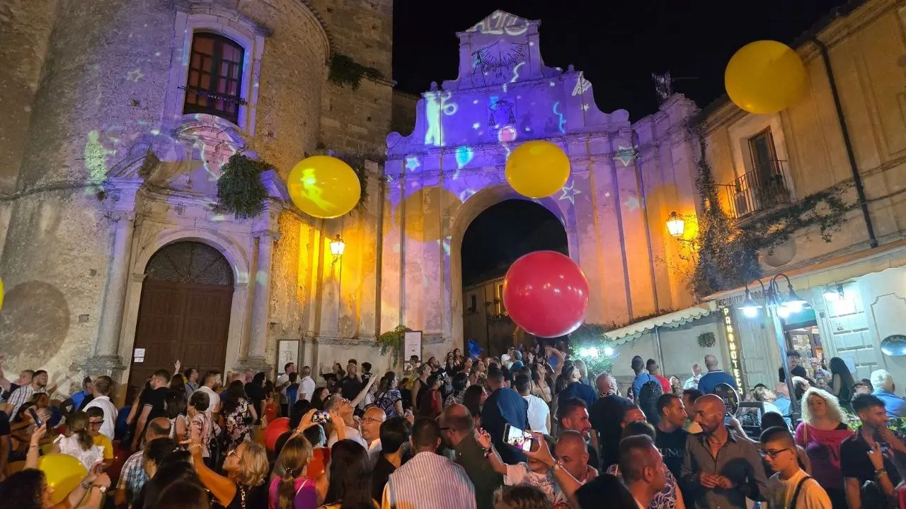 Gerace vince le Olimpiadi dell’arte di strada: in migliaia per assistere a spettacoli di artisti provenienti da 7 nazioni