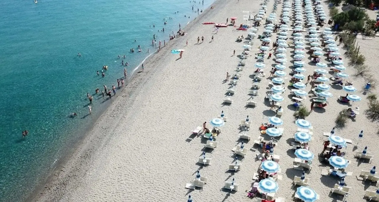 <p><span style=\"color:hsl(0, 75%, 60%);\">Concessioni balneari</span>, ecco come si calcola l’indennizzo per chi lascia: le regole e i nodi per la Calabria</p>