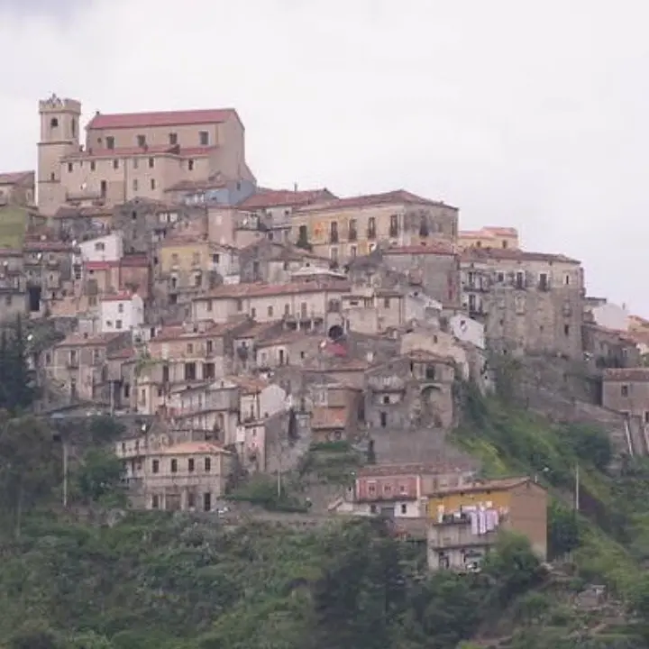 <p>Estate rovente, due mesi di caldo senza tregua: il record a<span style=\"color:hsl(0, 75%, 60%);\"> Sellia Superiore </span>con 45 gradi a luglio, segue Botricello con 43.9</p>