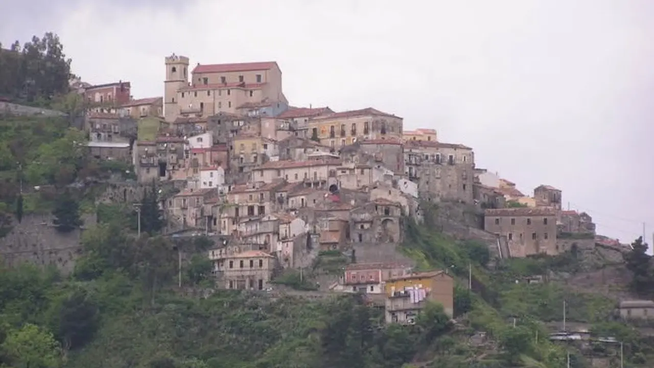 <p>Estate rovente, due mesi di caldo senza tregua: il record a<span style=\"color:hsl(0, 75%, 60%);\"> Sellia Superiore </span>con 45 gradi a luglio, segue Botricello con 43.9</p>