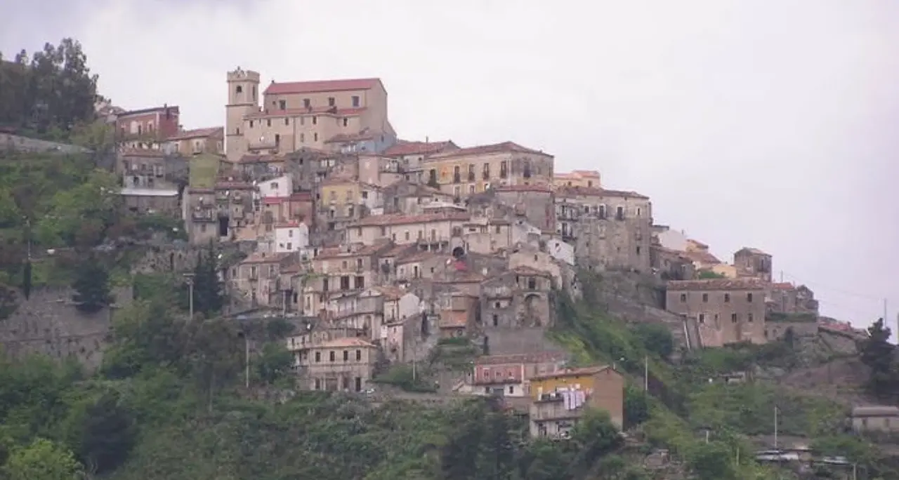 <p>Estate rovente, due mesi di caldo senza tregua: il record a<span style=\"color:hsl(0, 75%, 60%);\"> Sellia Superiore </span>con 45 gradi a luglio, segue Botricello con 43.9</p>