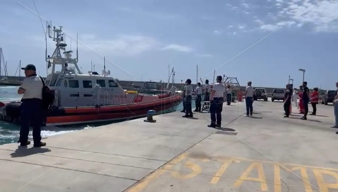 Naufragio di migranti al largo della Calabria, recuperati altri tre corpi: 6 le vittime finora accertate