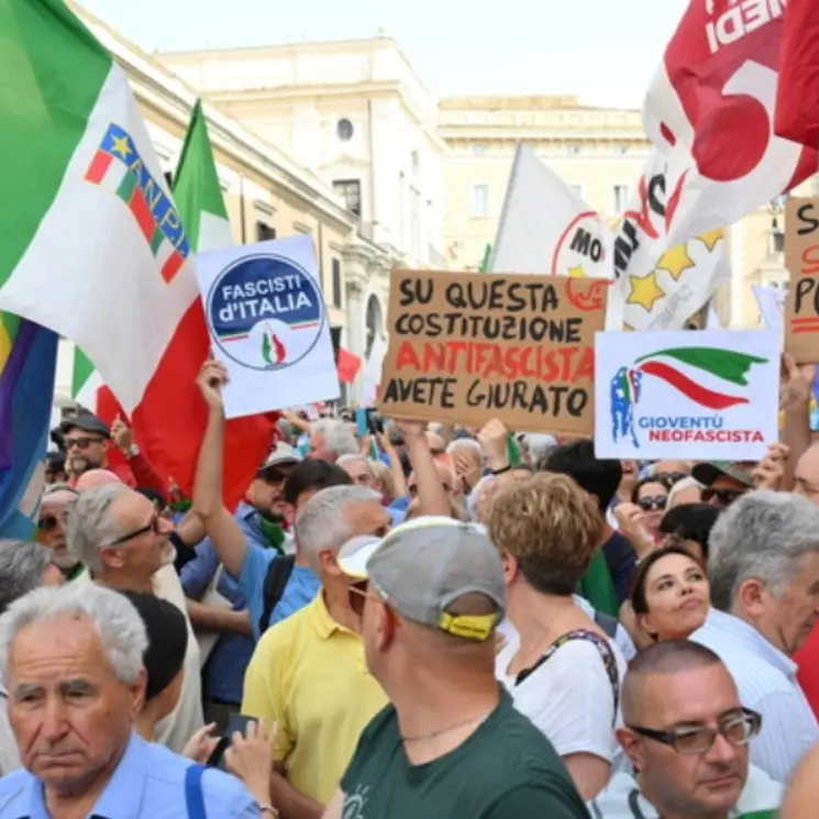Opposizioni in piazza a Roma contro Autonomia differenziata e premierato. Conte: «I calci e i pugni non ci fermeranno»