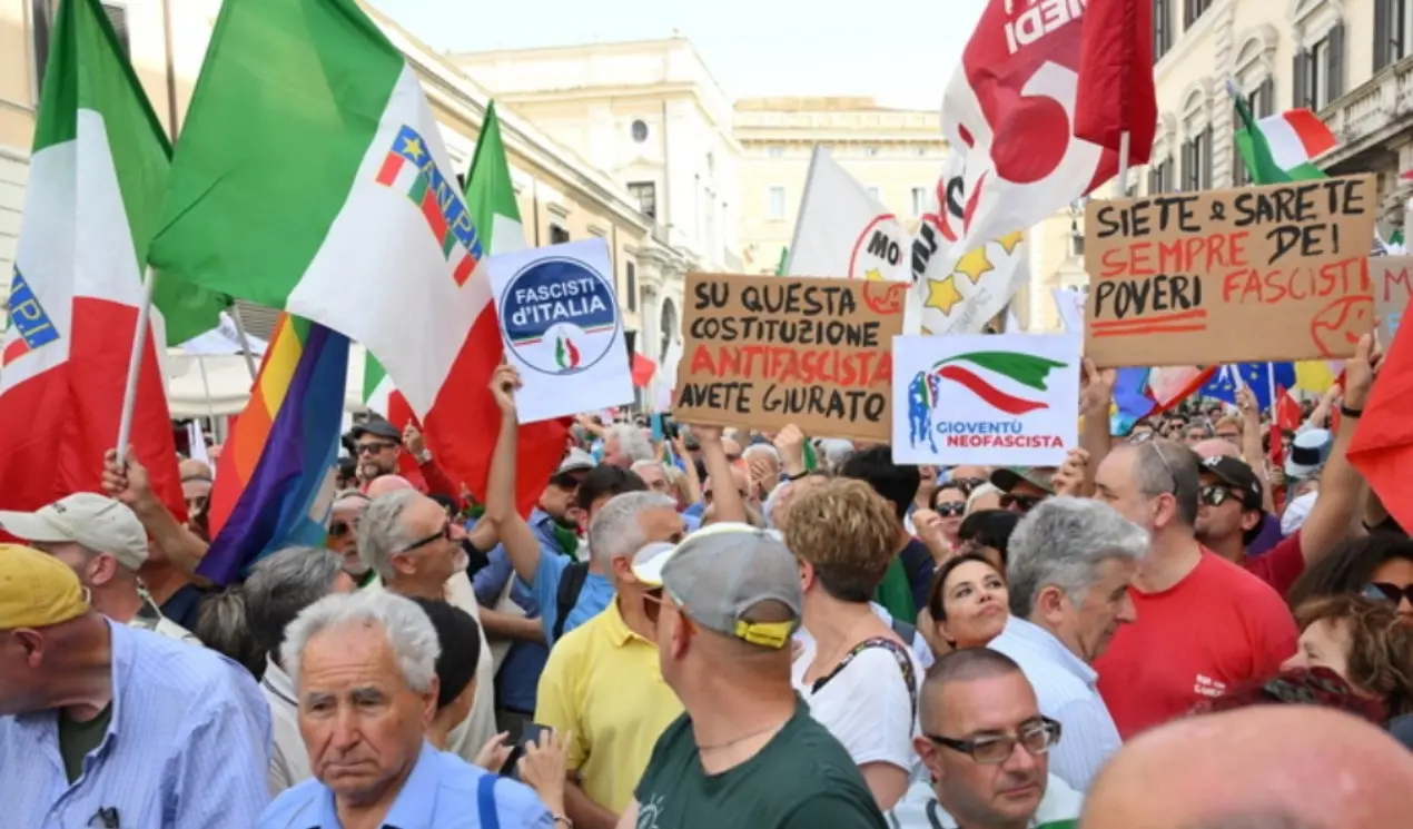 Opposizioni in piazza a Roma contro Autonomia differenziata e premierato. Conte: «I calci e i pugni non ci fermeranno»