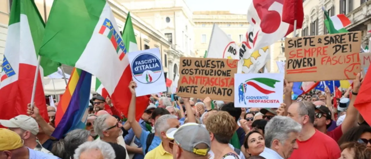 Opposizioni in piazza a Roma contro Autonomia differenziata e premierato. Conte: «I calci e i pugni non ci fermeranno»