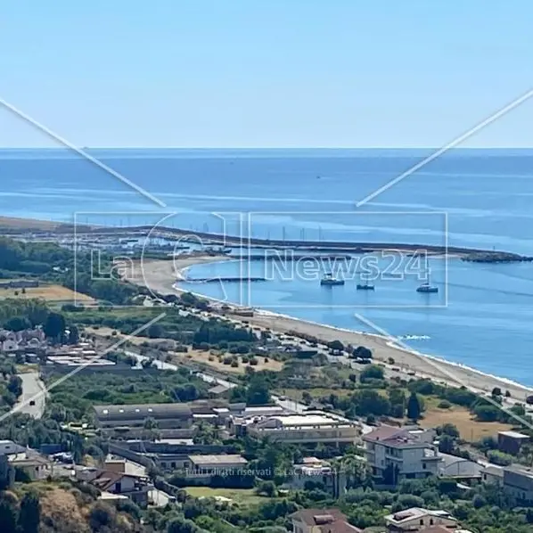 Naufragio al largo della Calabria, nel porto di Roccella previsto un punto informativo per i parenti dei migranti coinvolti