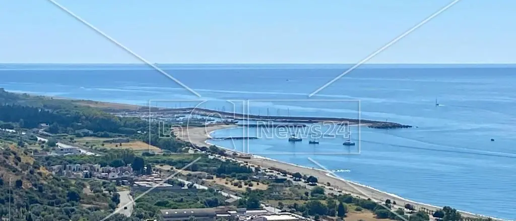 Naufragio al largo della Calabria, nel porto di Roccella previsto un punto informativo per i parenti dei migranti coinvolti