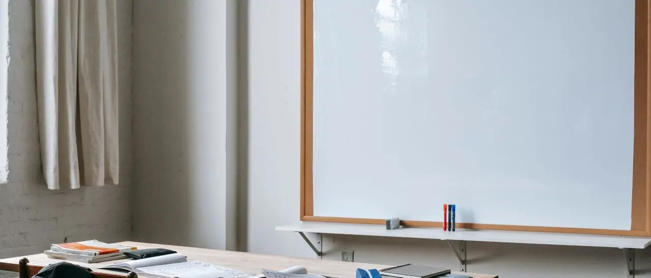 Si finge malato e in 3 anni lavora a scuola solo 9 giorni: dipendente calabrese finisce nei guai. Denunciati anche 5 medici