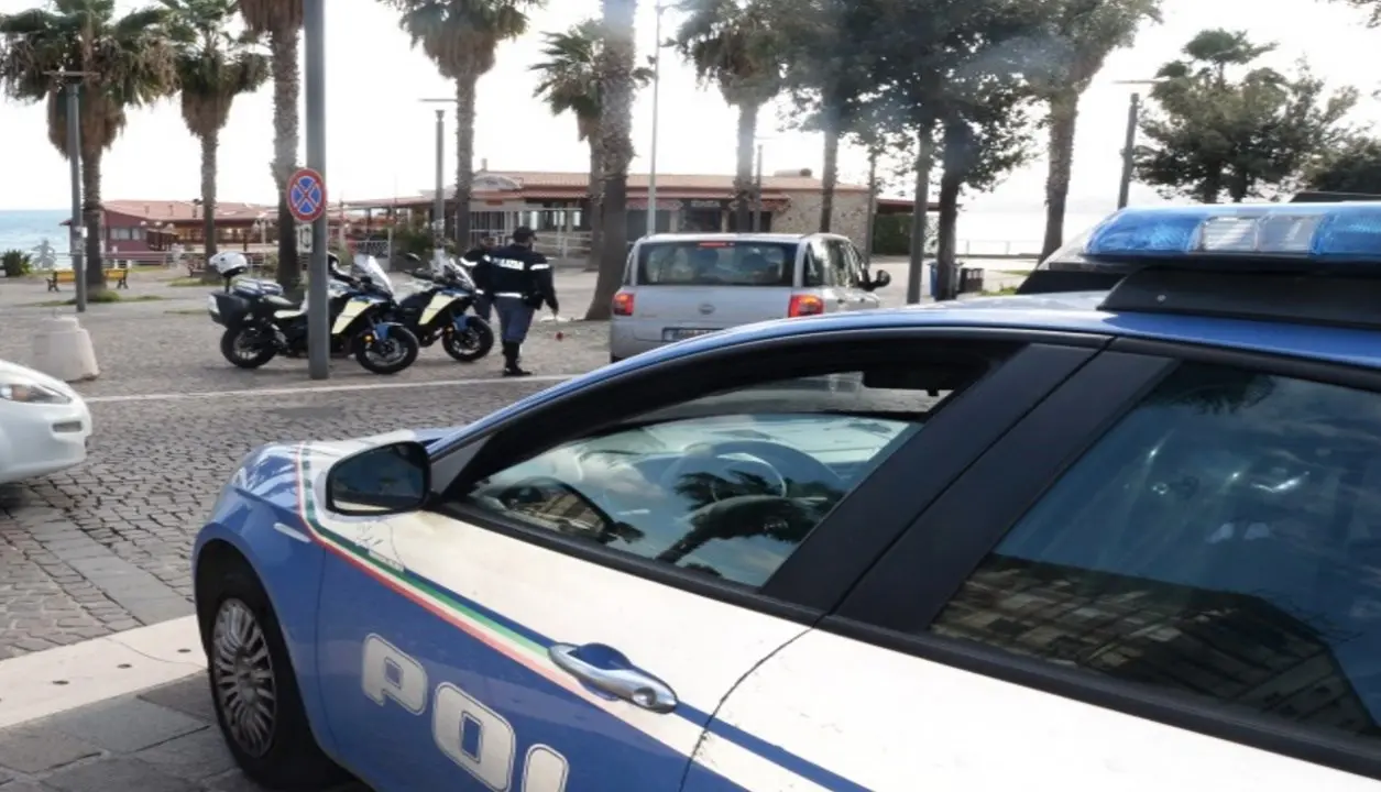 Crotone, aggredisce gli agenti della volante con coltello e cesoia: arrestato un 44enne