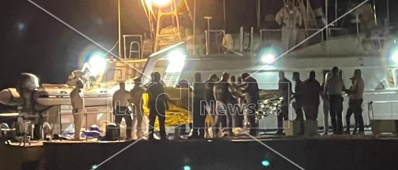 Naufragio al largo della Calabria, recuperato un altro corpo: sale a 9 il numero dei migranti morti