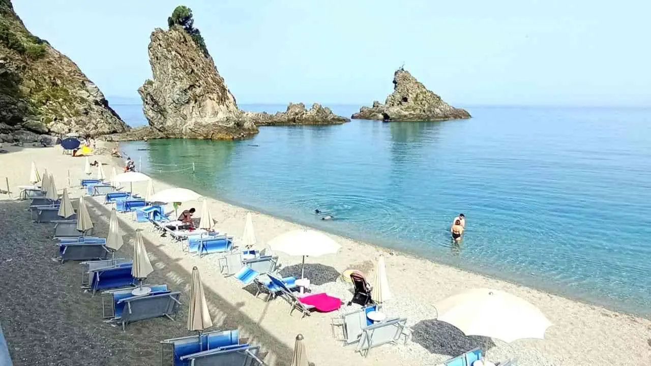 La Costa Viola minacciata dall’erosione costiera: a rischio una delle spiagge più belle della Calabria alla Tonnara di Palmi