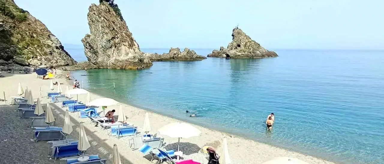 La Costa Viola minacciata dall’erosione costiera: a rischio una delle spiagge più belle della Calabria alla Tonnara di Palmi