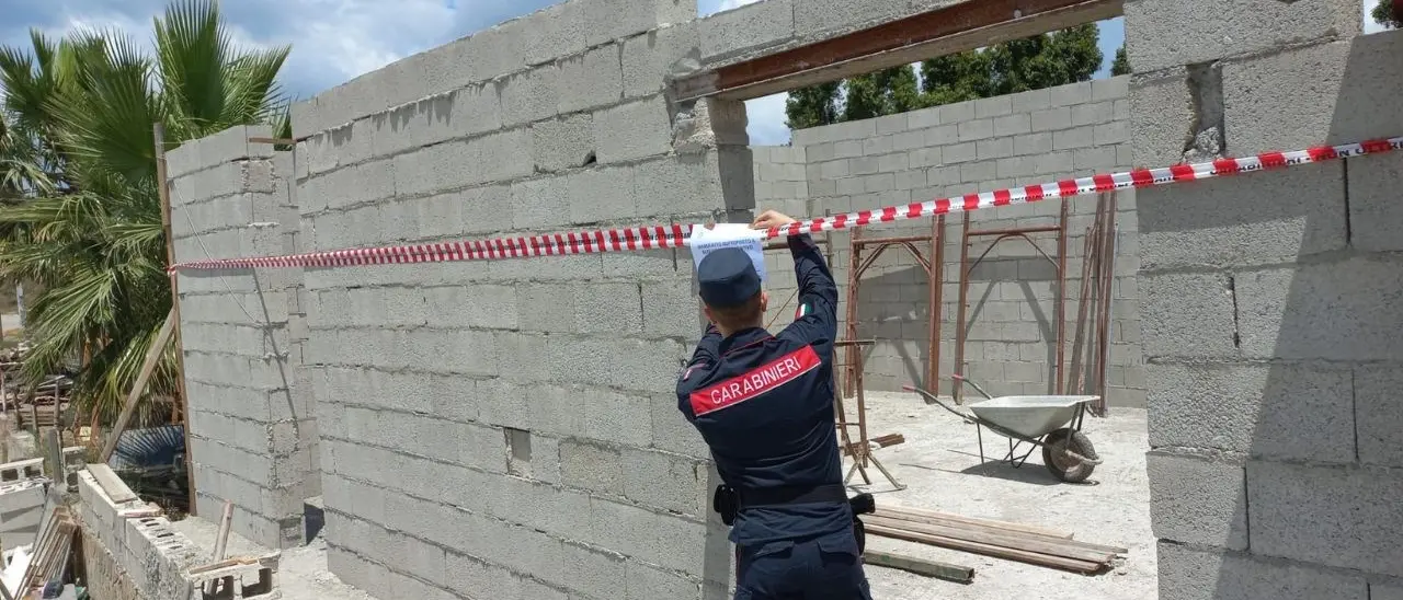 Assenza e irregolarità di autorizzazioni edilizie e paesaggistiche, denunce e sequestri nel Catanzarese