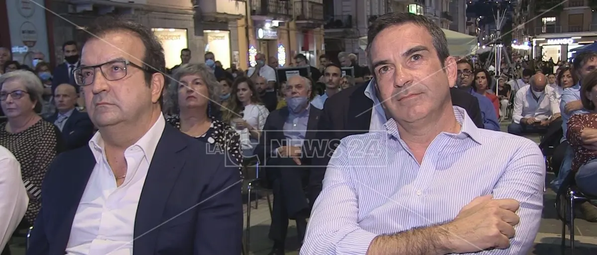 Gioco delle parti in famiglia sull’Autonomia differenziata: la legge spacca l’Italia, ma anche (per finta) i fratelli Occhiuto