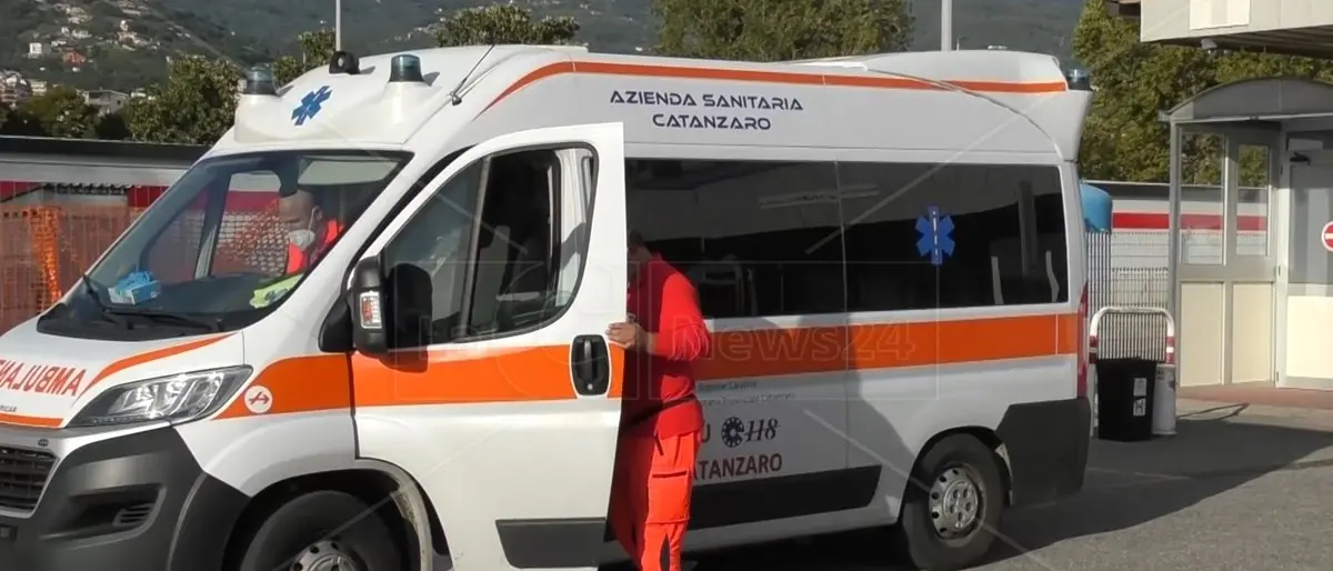 Per il 118 l’autonomia differenziata c’è già: a Cosenza straordinari a 80 euro all’ora, a Catanzaro pochi medici e niente bonus